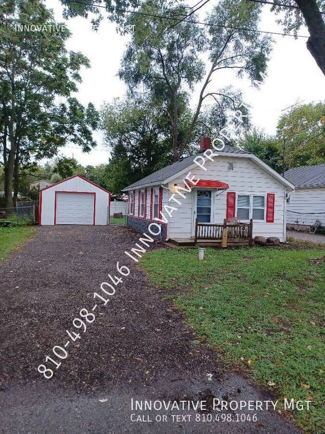 Primary Photo - Cute 2 Bedroom, front porch, nice yard!