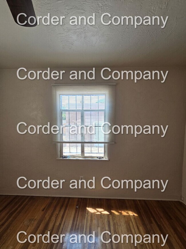 Building Photo - Cute 2 Bedroom 1 Bathroom Duplex Located i...