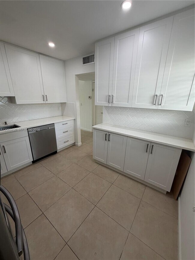 Foto del edificio - 873 NE 195th St