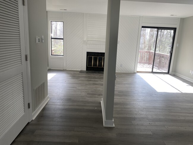 Building Photo - 1711 Early Settlers Rd