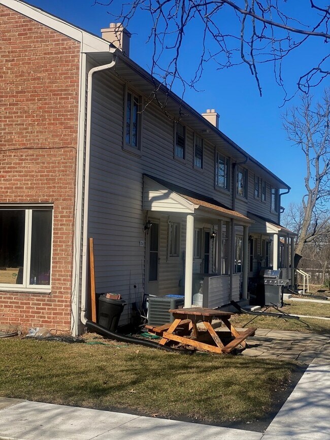 Building Photo - 216 Ash St