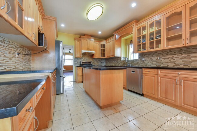 Photo du bâtiment - Beautiful 4 Bed 3 Bath Home with Covered Patio in West Newton Surrey