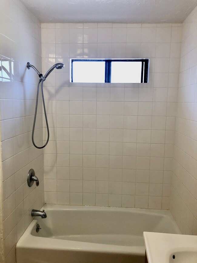 Building Photo - 402 Dufour St