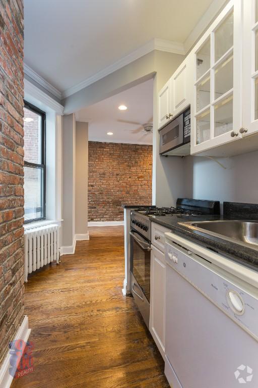 Building Photo - 432 E 13th St