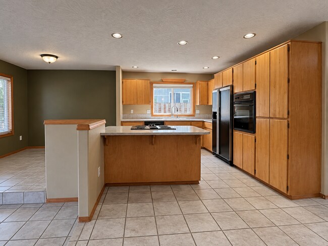 Building Photo - 17027 SW Lynnly Way