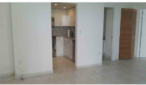 Building Photo - 2457 Collins Ave
