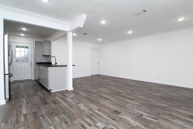 Foto del edificio - Updated 3BR Home Near Chemstrand Rd & 9 Mile with Granite Kitchen, Stainless Appliances & Fenced ...