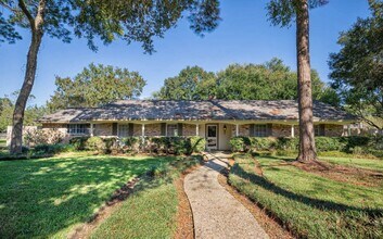 Building Photo - 921 Victoria Dr