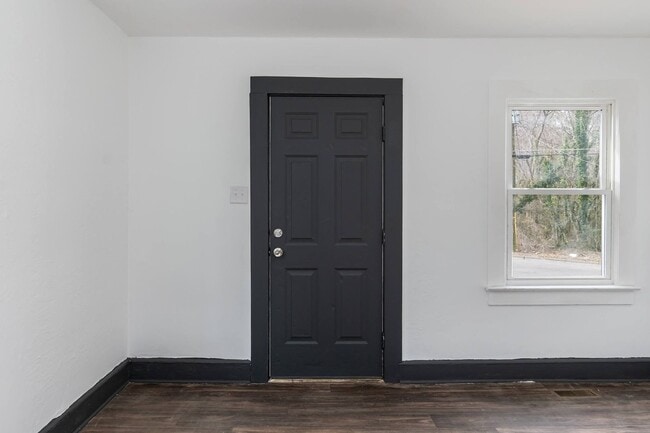 Building Photo - One Bedroom Home!