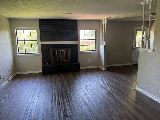 Foto del edificio - 2704 McMillan Dr