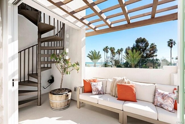 Foto del edificio - 1528 Doheny Way
