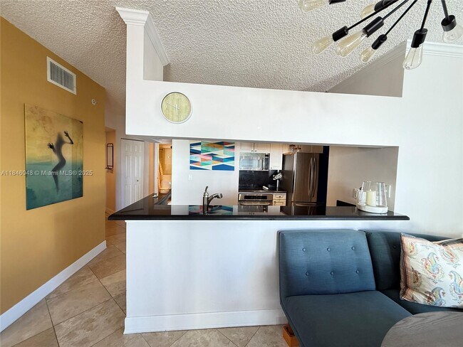 Foto del edificio - 17145 N Bay Rd