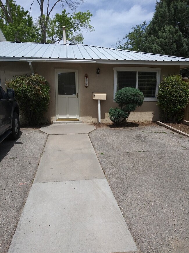 Building Photo - 2 Bedroom 1 Bathroom Townhouse in North Va...