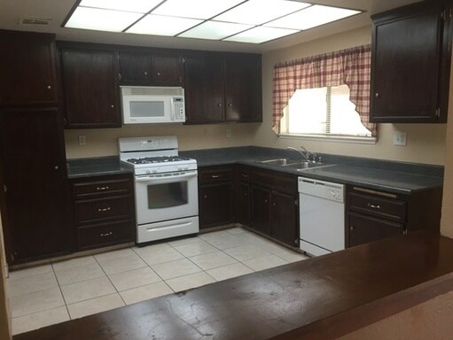 Building Photo - 9934 La Vine St