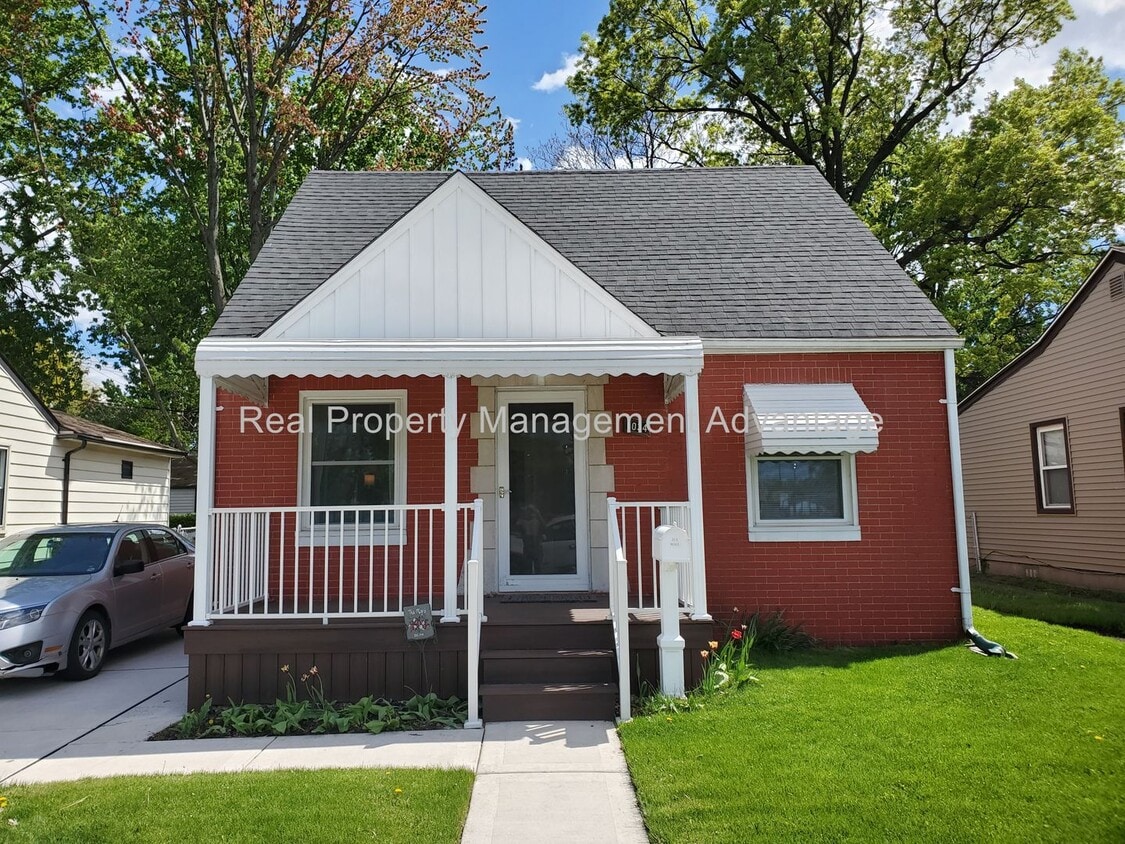 Primary Photo - 3 Bed/1 Bath with Large Light-Filled Kitchen!