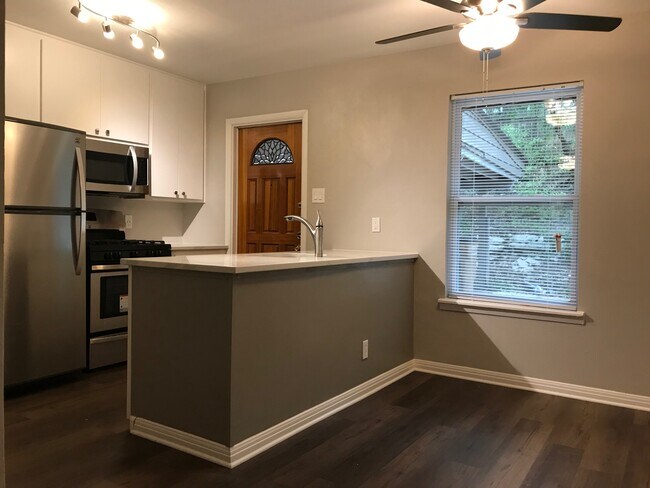 Kitchen and dining area w/nice natural light - 1304 Kenwood Ave