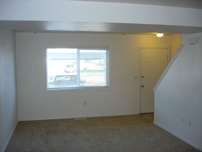 Building Photo - 2 Bed/1 Bath Townhome - W/D Included