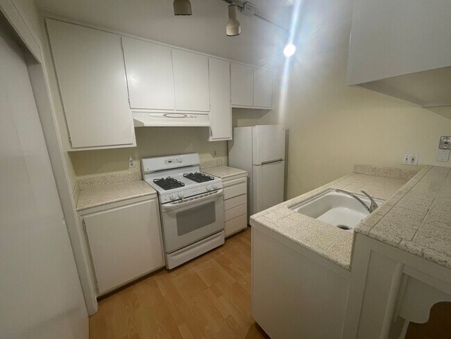 Foto del edificio - 2 Bedroom 1 Bath Single Story Unit with Co...