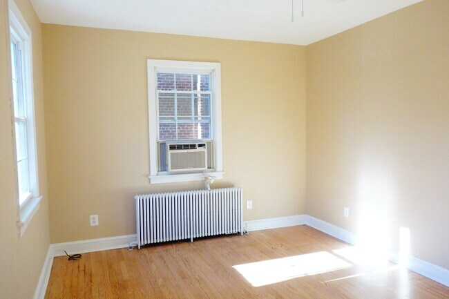 Foto del edificio - 8413 Flower Ave