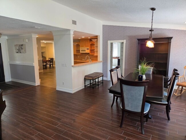 Building Photo - 1132 Ridge Dr