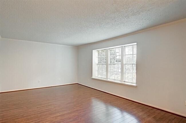 Building Photo - 8287 Kingsbrook Rd