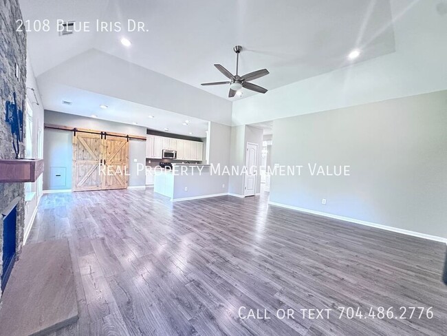 Building Photo - 2108 Blue Iris Dr