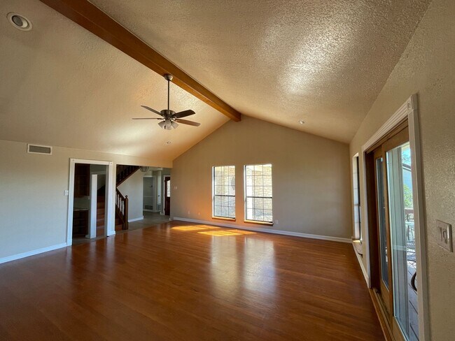 Building Photo - Very spacious home on a quiet street in de...