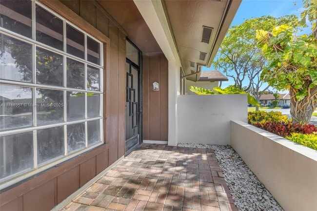 Building Photo - 5057 Forsythia St
