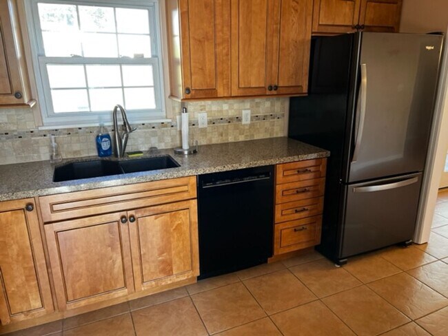 Foto del edificio - Oak Ridge 37830 - 3 bedroom, 1.5 bath home upstairs only with basement bonus room - Call Troy Ada...