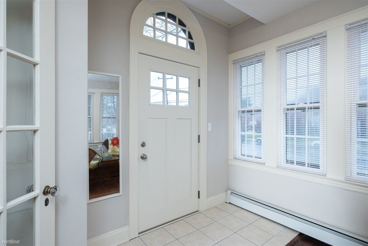 8 Woodrow St, West Hartford, CT 06107 Room for Rent in West Hartford