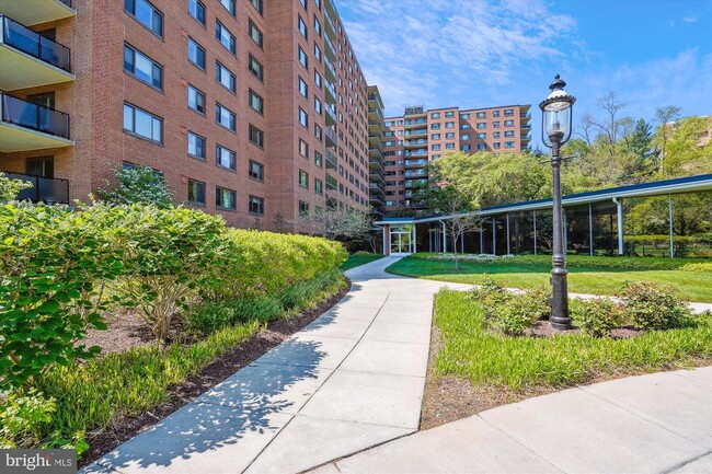 Foto del edificio - 4201 Cathedral Ave NW