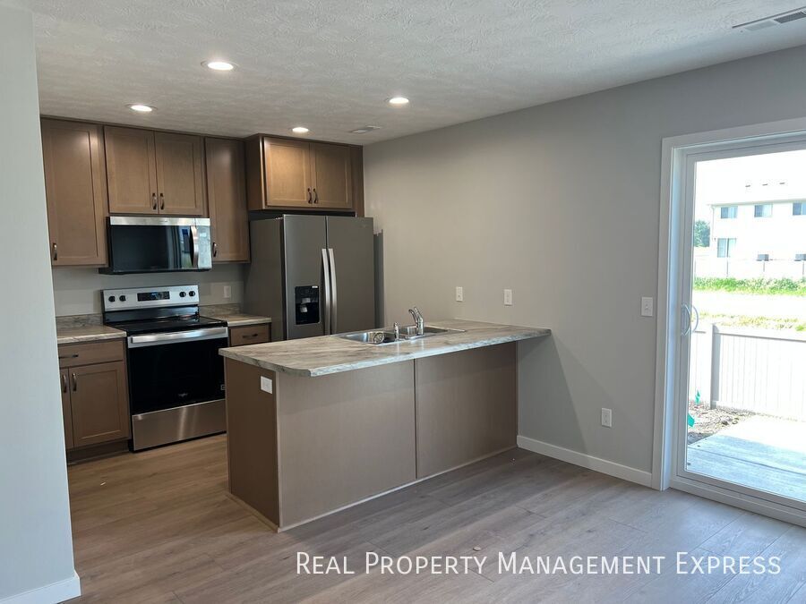 Foto principal - 3 Bedroom 1.5 Bathroom Townhome