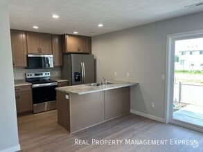 Building Photo - 3 Bedroom 1.5 Bathroom Townhome