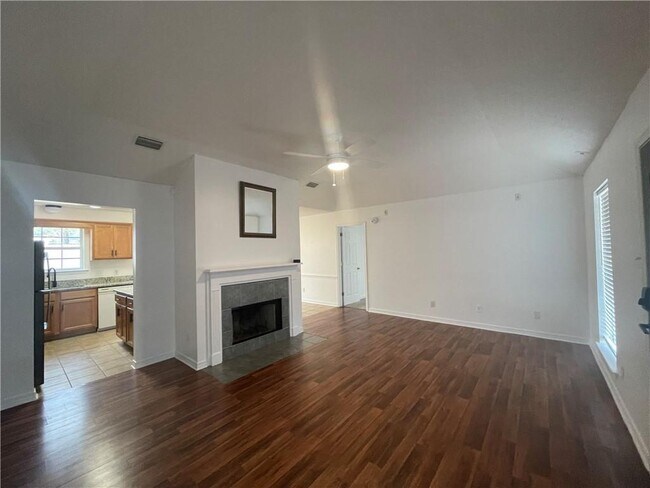 Foto del edificio - 6882 Red Cedar Dr