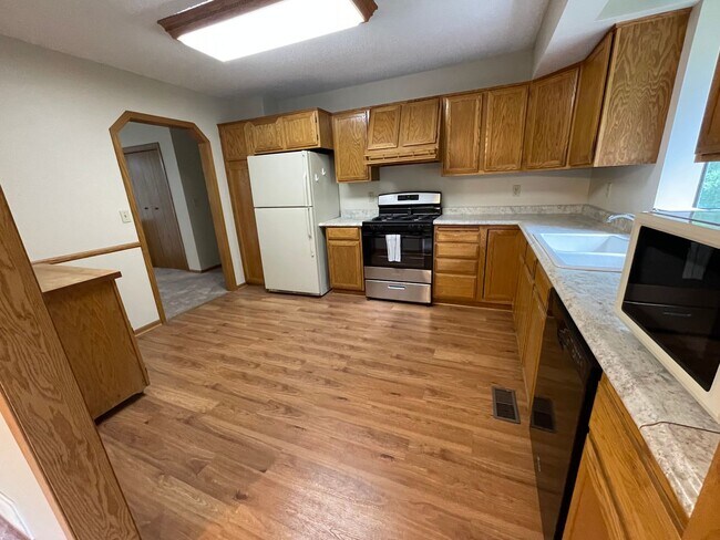 Building Photo - Stunning 5 Bedroom 3 Bathroom home in Lino...