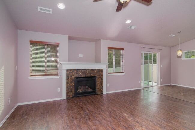 Building Photo - Single floor living 3 Bed 2 Bath home with...