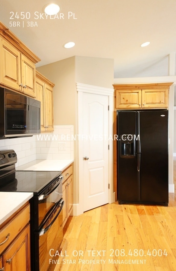Building Photo - 2450 Skylar Pl
