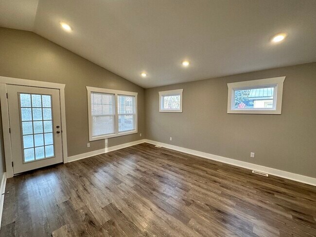Building Photo - Beautiful Newer Home 3 Bedroom