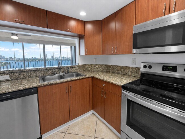 Building Photo - 7601 E Treasure Dr
