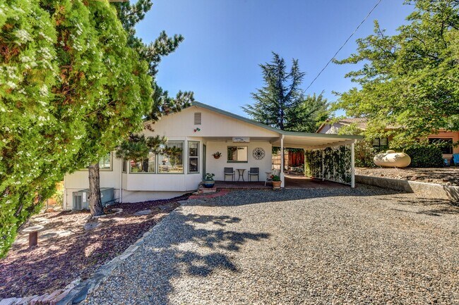 Building Photo - Fully furnished short term or long term re...