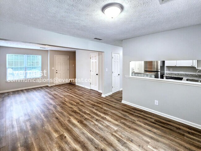 Foto del edificio - 3 Bed/1.5 Bath Home with Fenced Yard & Garage / Pet-Friendly