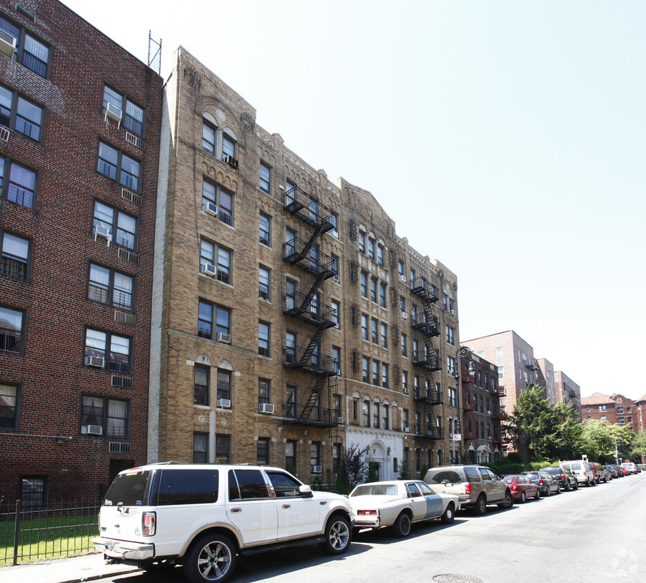 Building Photo - 40 E 17th St