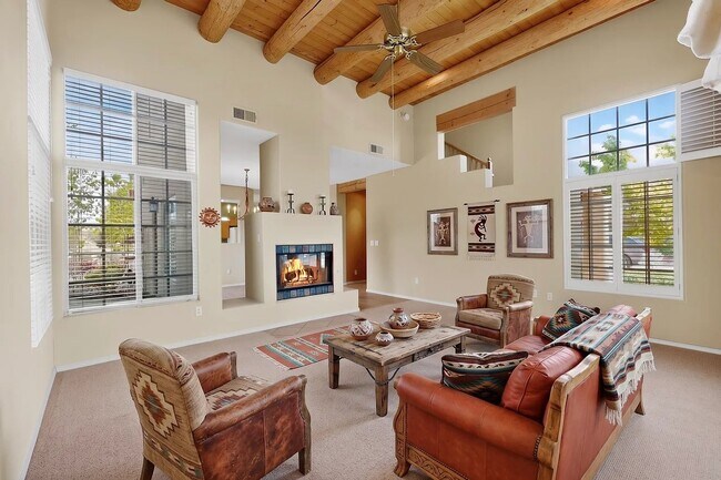 Foto del edificio - 4401 Autumn Leaf Ln