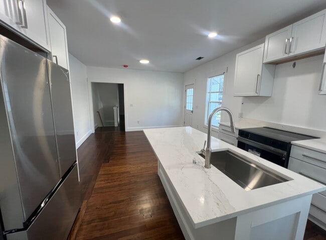 Building Photo - 10 Stark St