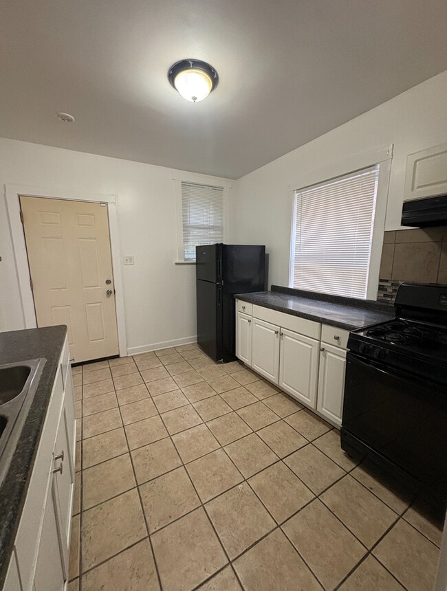 Building Photo - 7741 S Yates Blvd