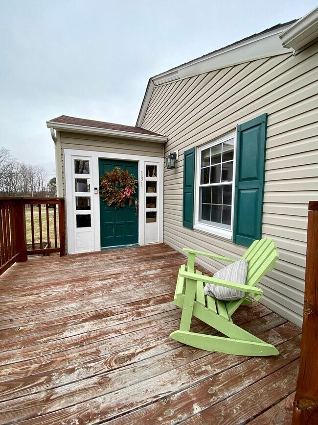 Foto del edificio - Spacious 3BR Home Minutes from Downtown Johnson City | W/D Included | Garden Beds