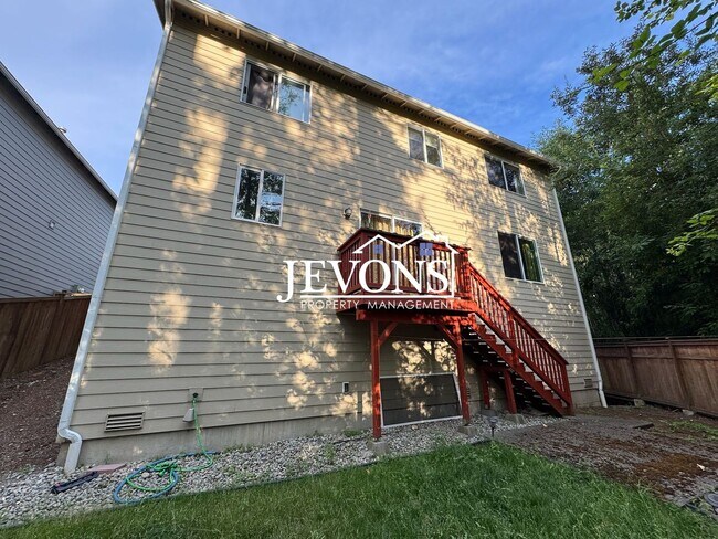 Building Photo - Spacious 5-bedroom home in a great communi...