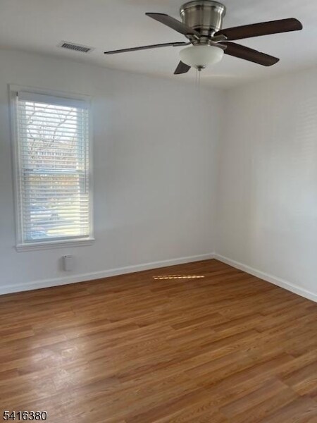 Foto del edificio - 114 E Main St