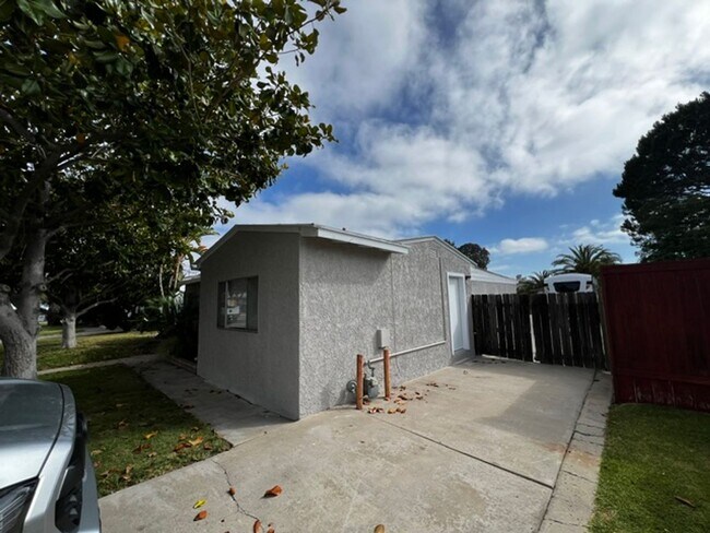 Building Photo - Large, Single Family 3 Bed, 1 Bath in North Clairemont w/ Spacious Backyard!