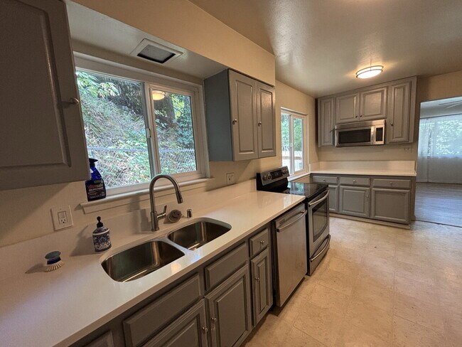 Foto del edificio - Darling 3-bedroom, 2-bath duplex home just minutes from Marshall Hospital and downtown Placerville!
